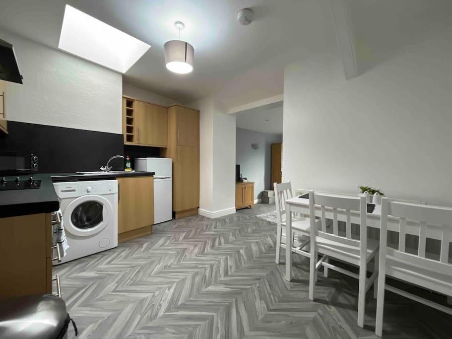 Modern 2 Bedroom Flat In Town Centre 阿伯里斯特威斯 外观 照片